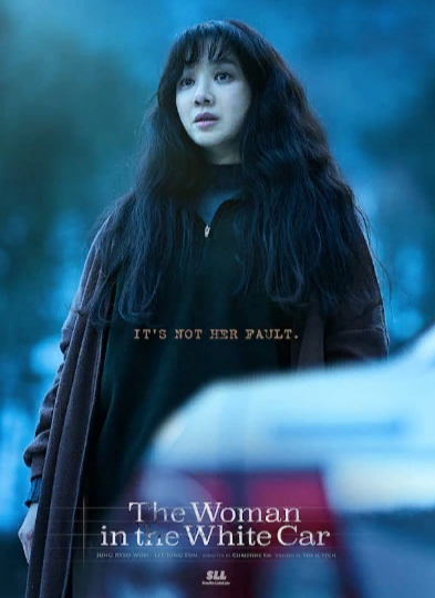 Женщина на белой машине